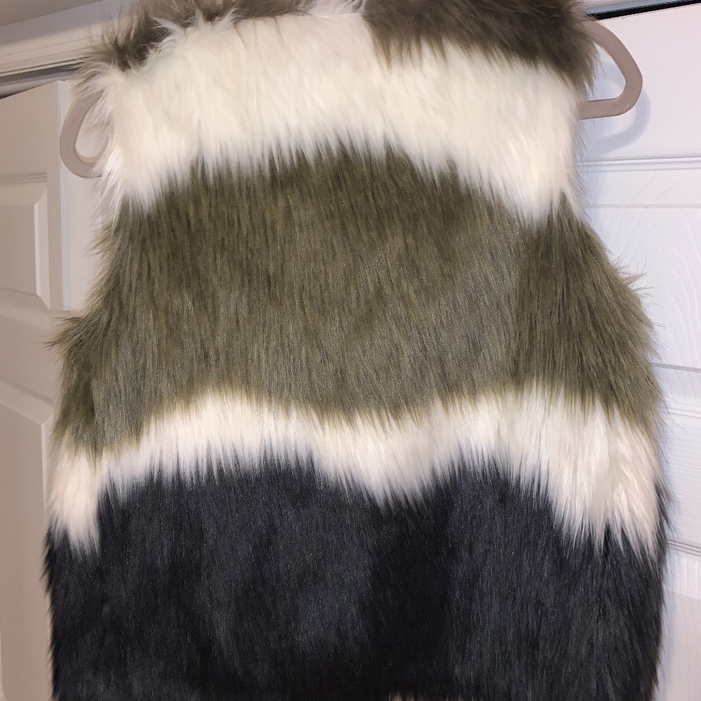 Gianni Bini Faux Fur Vest - Picture 4 of 4